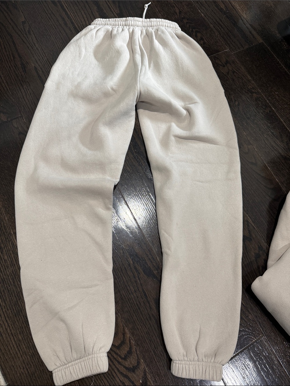 White Fox Boutique Cream Vol.3 Sweatshirt & Joggers Set notice 2 stains - Picture 6 of 10